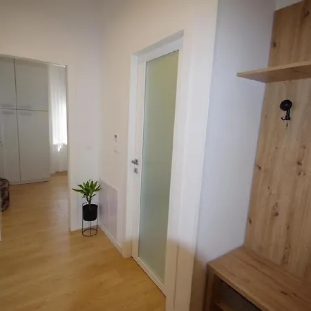 Moderne 2-schlafzimmer-wohnung In Apartment